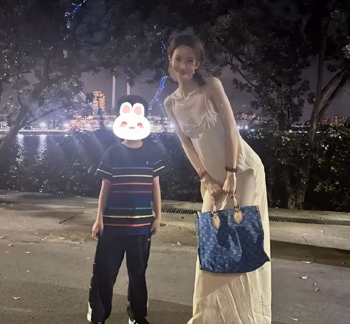 網友國外偶遇金晨，路人鏡頭下的女明星好美，這弔帶也就她敢穿