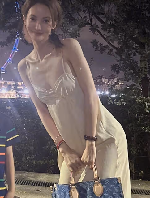網友國外偶遇金晨，路人鏡頭下的女明星好美，這弔帶也就她敢穿