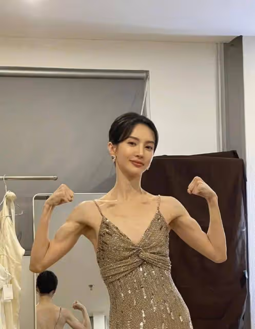 網友國外偶遇金晨，路人鏡頭下的女明星好美，這弔帶也就她敢穿