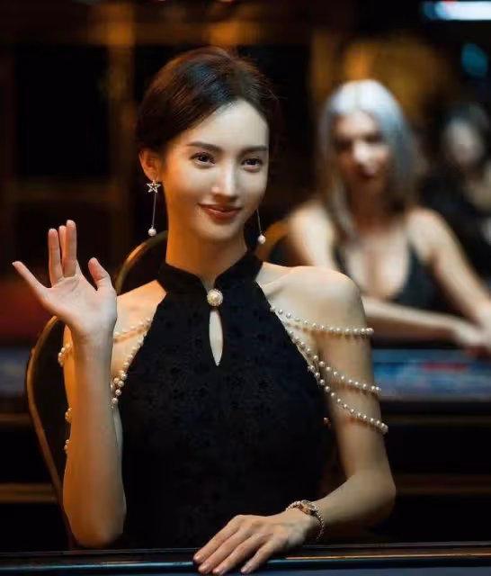 網友國外偶遇金晨，路人鏡頭下的女明星好美，這弔帶也就她敢穿