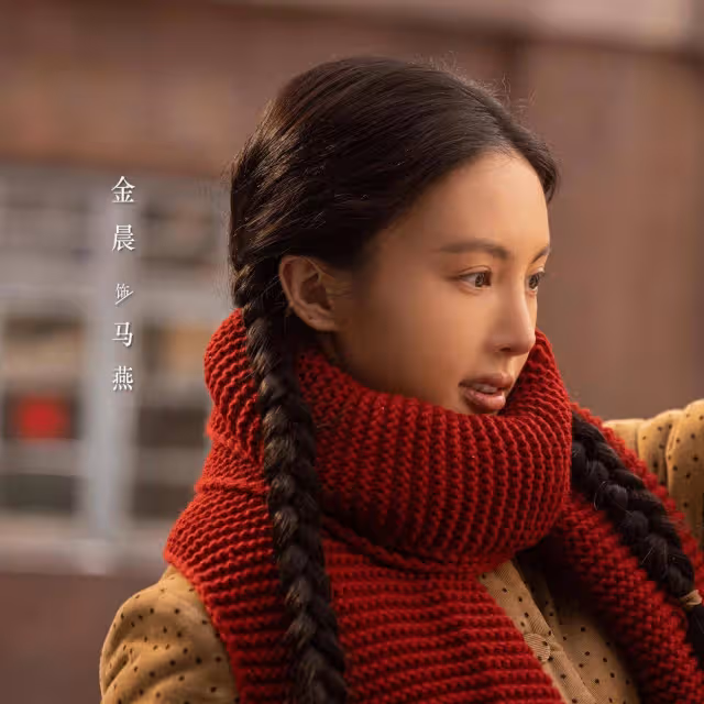 網友國外偶遇金晨，路人鏡頭下的女明星好美，這弔帶也就她敢穿