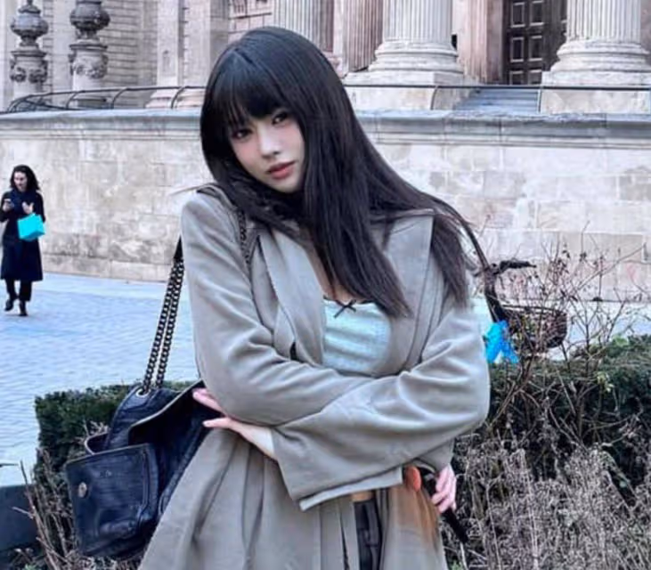 被汪峰女兒「留學照」驚艷到了，18歲身材搶鏡，一雙漫畫腿太吸睛