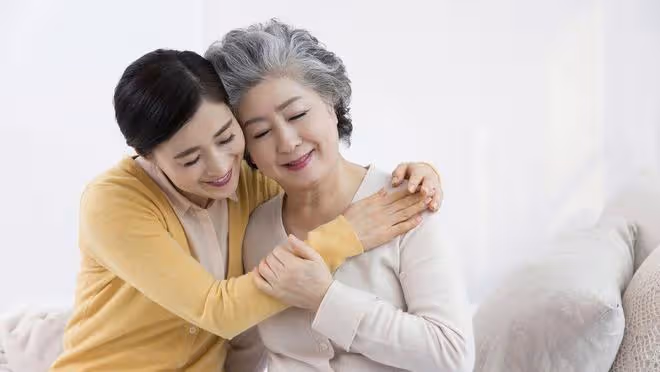 母親再婚，女兒怕家產被奪賣房逼母離開，知道真相後罵自己太傻