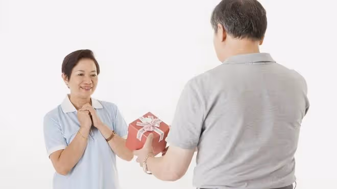 母親再婚，女兒怕家產被奪賣房逼母離開，知道真相後罵自己太傻