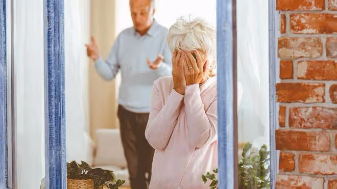 89歲丈夫和84歲妻子攙扶著去離婚，有一種愛叫：傷別離