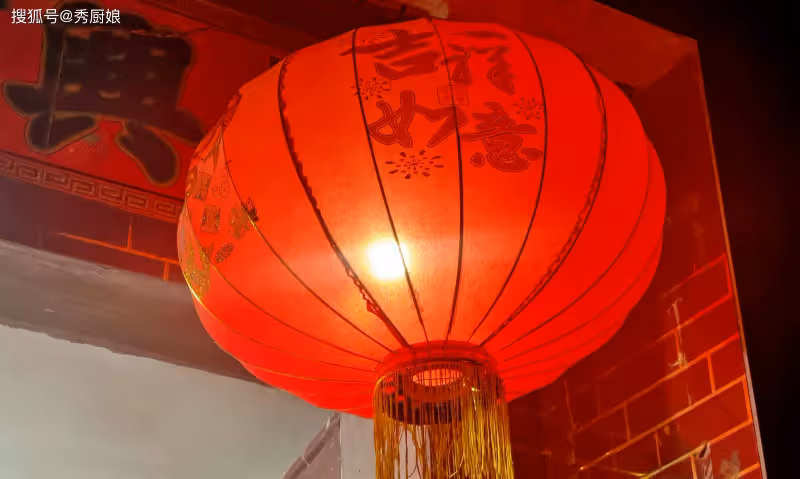 大年三十除夕夜,「守完歲別急睡,枕下兩物來年富」,指哪兩物?