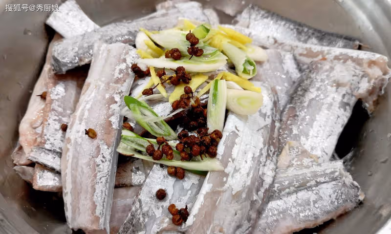炸帶魚，到底放麵粉還是澱粉？都錯了，教你1招，外酥里嫩不吸油