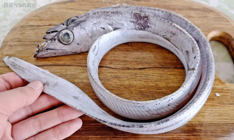 炸帶魚,到底放麵粉還是澱粉?都錯了,教你1招,外酥里嫩不吸油