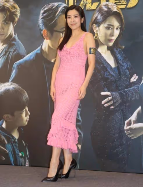 TVB兩大花旦爆也要上演性感情節!不輸陳自瑤大露背!