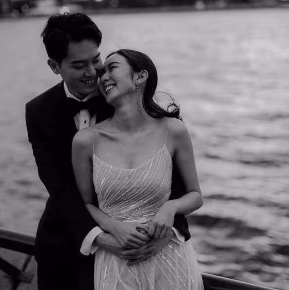 TVB前花旦大曬另類婚照!與準新郎海邊喝啤酒!