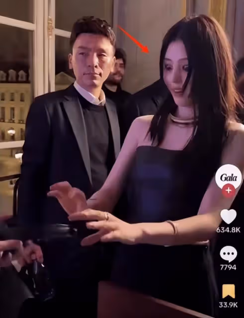 韓星韓素希當眾舉止異常,五官不受控表情怪異,被質疑精神不正常