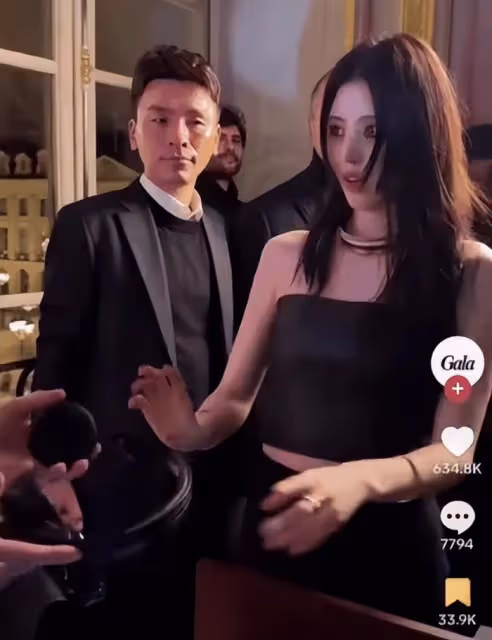 韓星韓素希當眾舉止異常,五官不受控表情怪異,被質疑精神不正常