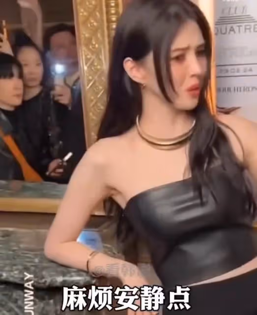 韓星韓素希當眾舉止異常,五官不受控表情怪異,被質疑精神不正常