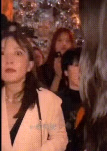 韓星韓素希當眾舉止異常,五官不受控表情怪異,被質疑精神不正常