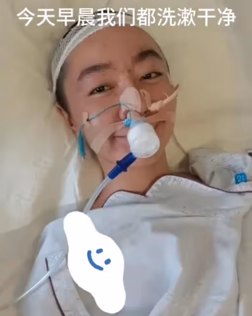 「點讀機女孩」術後再入ICU,狀態變差持續高燒,網友在線祈禱
