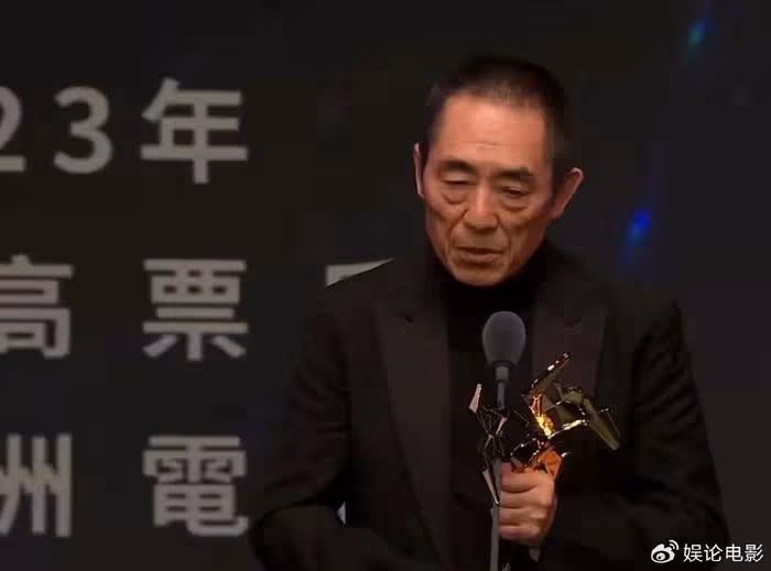 張藝謀領取亞洲電影大獎兩項殊榮,低調謙遜,稱導演只是一個代表