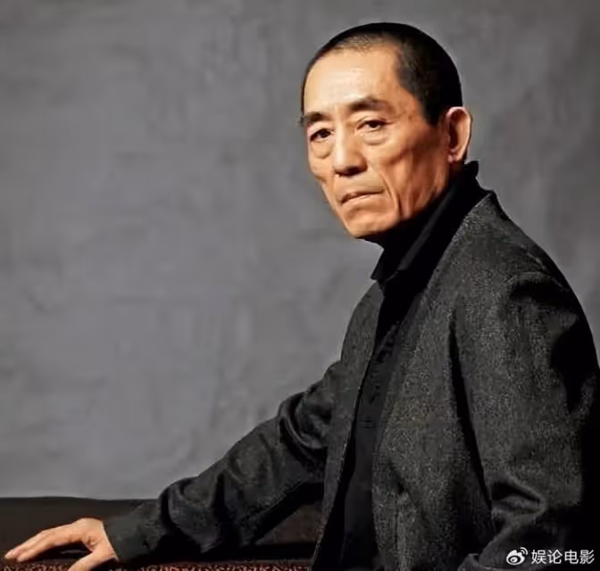 張藝謀領取亞洲電影大獎兩項殊榮,低調謙遜,稱導演只是一個代表
