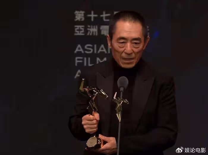 張藝謀領取亞洲電影大獎兩項殊榮,低調謙遜,稱導演只是一個代表