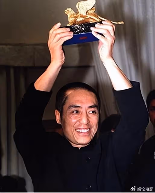 張藝謀領取亞洲電影大獎兩項殊榮,低調謙遜,稱導演只是一個代表