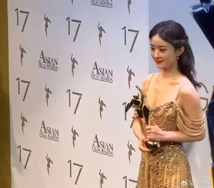 趙麗穎獲亞洲電影大獎,新劇將播,還想和張藝謀導演再合作