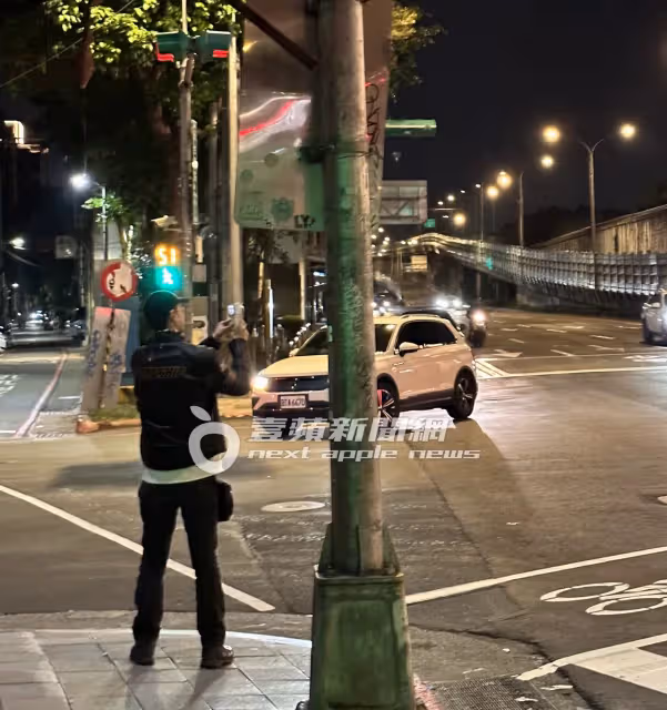 狗仔直擊｜郭品超迷戀重機！甜蜜帶「小老婆」夜衝放閃　雙帥合體自拍無極限