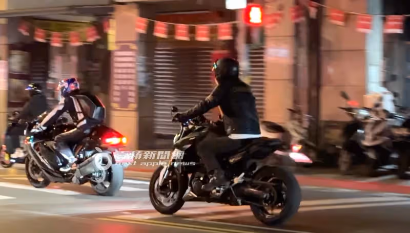 狗仔直擊｜郭品超迷戀重機！甜蜜帶「小老婆」夜衝放閃　雙帥合體自拍無極限