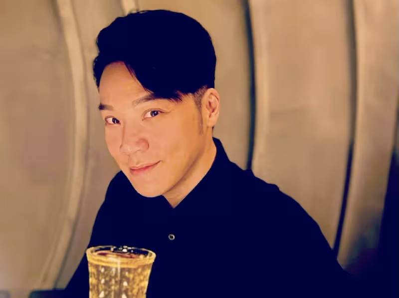 香港男星王賢志高調秀恩愛,與同性伴侶結婚八年,越來越有夫夫相