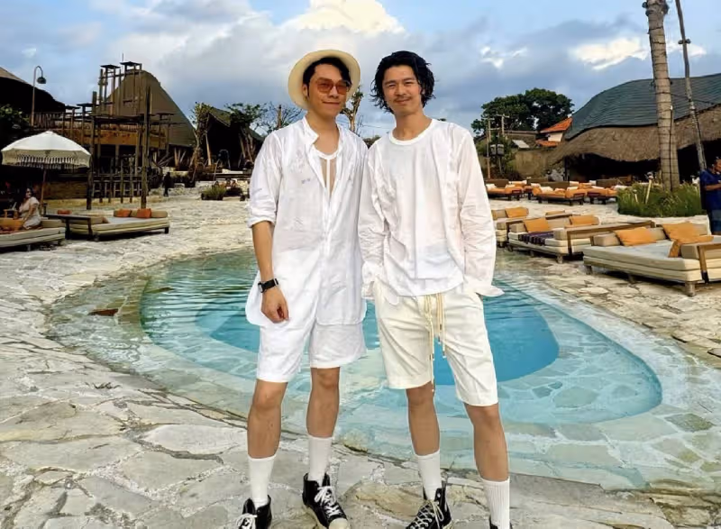 香港男星王賢志高調秀恩愛,與同性伴侶結婚八年,越來越有夫夫相