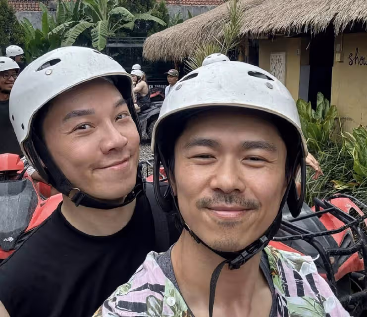 香港男星王賢志高調秀恩愛,與同性伴侶結婚八年,越來越有夫夫相