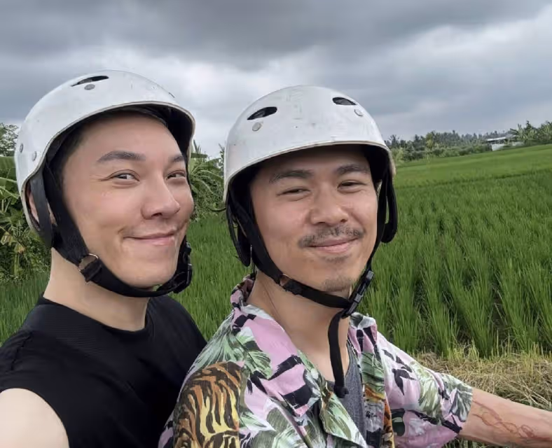 香港男星王賢志高調秀恩愛,與同性伴侶結婚八年,越來越有夫夫相