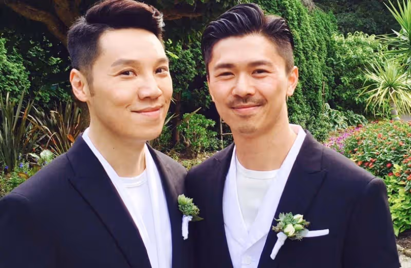 香港男星王賢志高調秀恩愛,與同性伴侶結婚八年,越來越有夫夫相