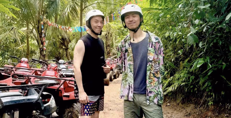 香港男星王賢志高調秀恩愛,與同性伴侶結婚八年,越來越有夫夫相
