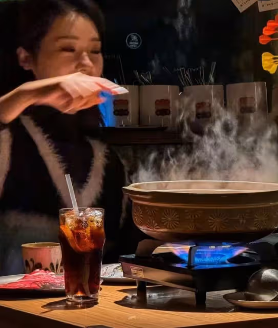 王思聰又換女伴了?和白富美吃火鍋,女方背3萬包氣質好!