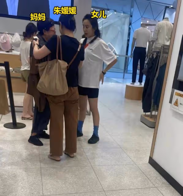 辛柏青一家3口澳洲被偶遇,妻子朱媛媛好漂亮,16歲女兒很高挑!