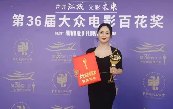 辛柏青一家3口澳洲被偶遇,妻子朱媛媛好漂亮,16歲女兒很高挑!