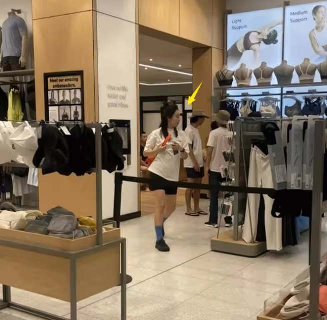 辛柏青一家3口澳洲被偶遇,妻子朱媛媛好漂亮,16歲女兒很高挑!