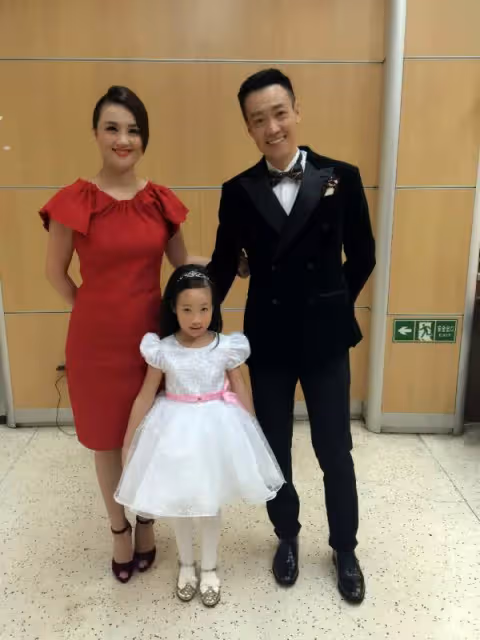 辛柏青一家3口澳洲被偶遇,妻子朱媛媛好漂亮,16歲女兒很高挑!