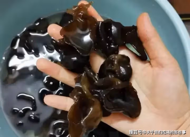 木耳切記不要用清水泡，巧用3樣料，3分鐘泡發，又大又乾淨還爽脆