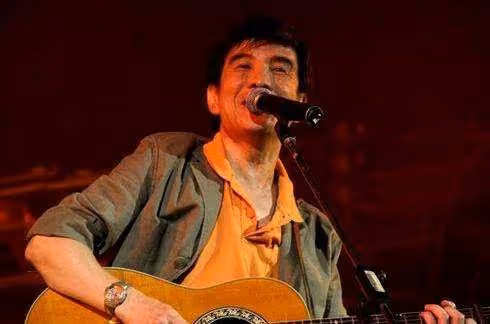 這首十分鐘寫的歌曲，賺夠了一輩子花不完的錢，唱響了整整40年