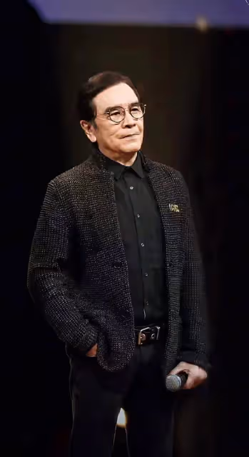 引人遐想！知名港星姜大衛重提與狄龍舊事，三字概括與對方關係