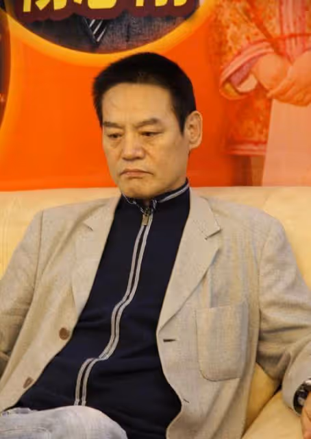 他曾是國家一級演員，因離婚傾家蕩產，如今兒子為他掙足面子