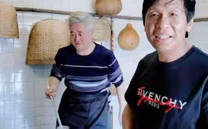 他在春晚忘詞，急中生智的一句話成「經典」，如今更是火遍大江南北