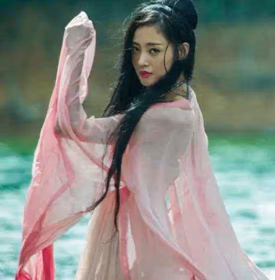 張天愛有多勾人?換上「嫦娥裝」後,才明白烽火戲諸侯不是沒理由