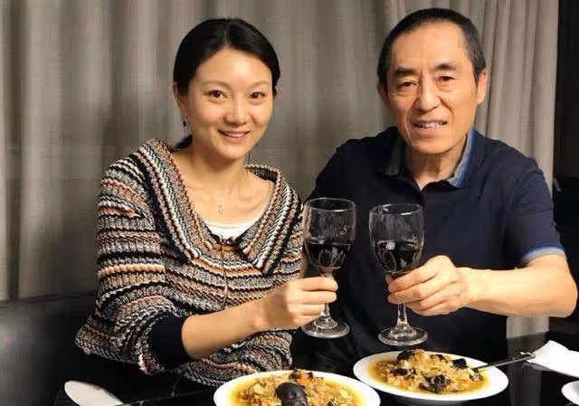 為什麼張藝謀會甩了鞏俐,當我看到這些照片後,答案一目了然