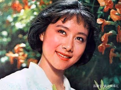 靠《渴望》成名,嫁小2歲老公獲幸福,兒子長相卻是一言難盡