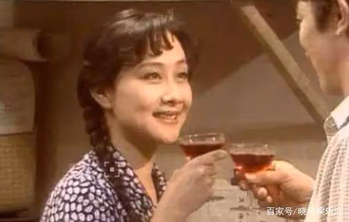 靠《渴望》成名,嫁小2歲老公獲幸福,兒子長相卻是一言難盡