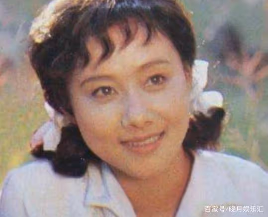 靠《渴望》成名,嫁小2歲老公獲幸福,兒子長相卻是一言難盡