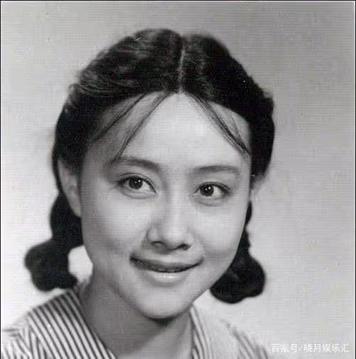靠《渴望》成名,嫁小2歲老公獲幸福,兒子長相卻是一言難盡