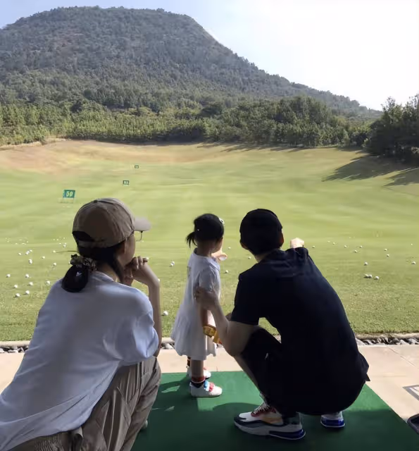 董子健開大G送女兒上課,街頭寵溺抱大福轉圈圈,愛女背影似孫怡