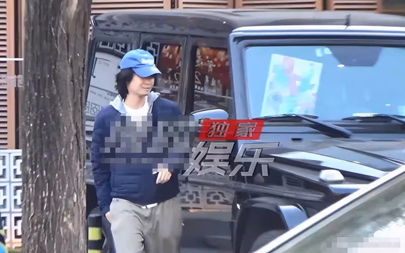 董子健開大G送女兒上課,街頭寵溺抱大福轉圈圈,愛女背影似孫怡